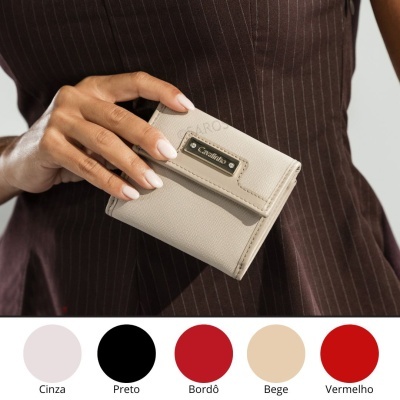 Carteira pequena bege de couro sintético com placa metálica Catarlina