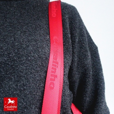 Roupa de malha preta com fita vermelha Cavalinho e logotipo vermelho Cavalinho Penafiel