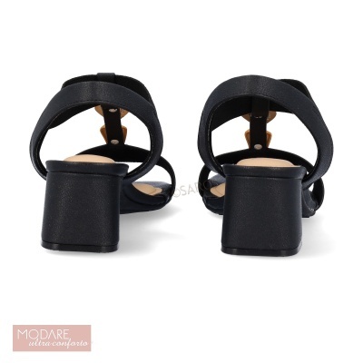 Sandálias de salto médio pretas vista traseira