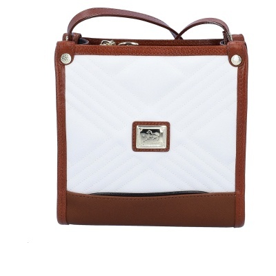 Bolsa quadrada branca e marron com textura acolchoada e placa metálica