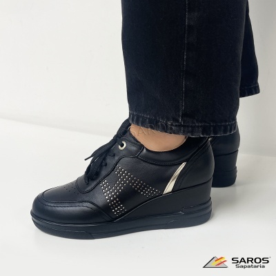 Ténis de cunha pretos com detalhes perfurados e dourados