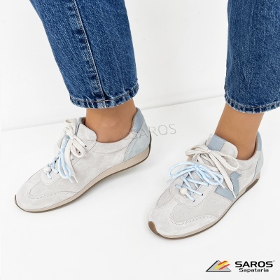 Ténis de senhora cinzentos e azuis com atacadores duplos usados com jeans