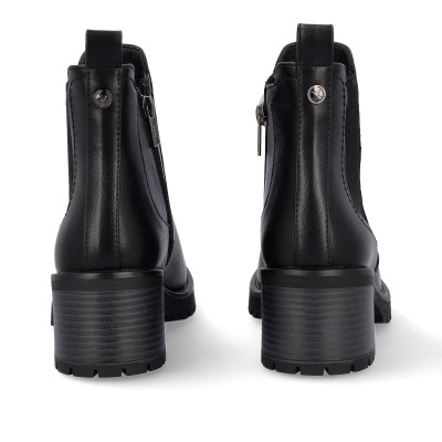 Botas pretas de couro vista traseira com salto grosso