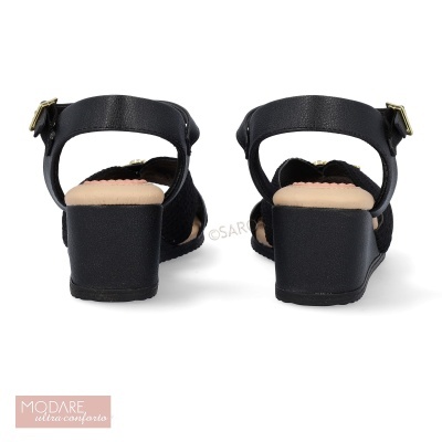 Sandálias pretas de salto médio com tiras e fivela dourada