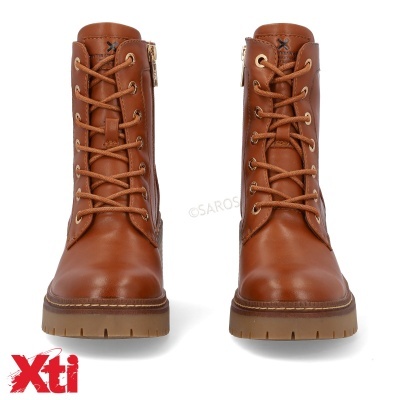 Botas castanhas de cano alto com atacadores e sola grossa