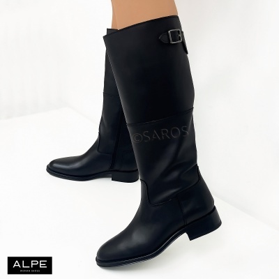 Botas pretas de mulher até ao joelho com fivela metálica