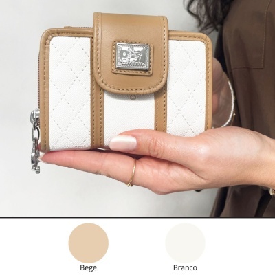 Carteira pequena branca com detalhes bege e fecho metálico com logo Cavalinho