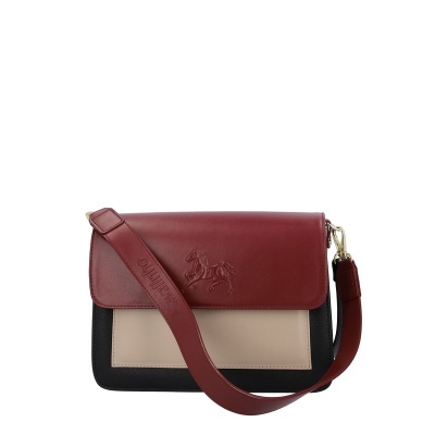 Mala em couro vermelha, bege e preta com relevo de cavalo e alça gravada 'Cavalinho'.