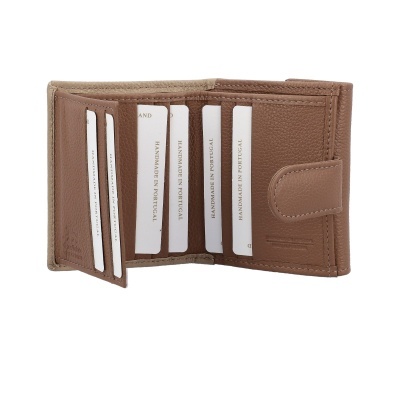 Carteira de pele castanha com várias divisórias para cartões