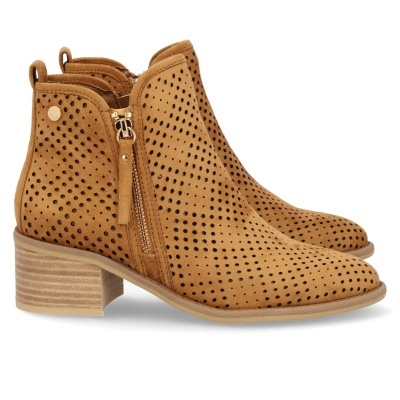 Botas castanhas de camurça com perfurações e salto baixo