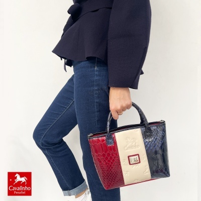 Mala de mão Cavalinho bicolor com padrão pele de crocodilo em vermelho, bege e azul escuro
