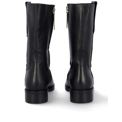 Botas pretas em couro com fecho dourado lateral, vistas de trás