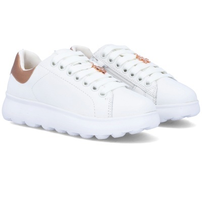 Sapatilhas brancas com sola grossa, detalhe castanho no calcanhar e atacadores com pendentes dourados