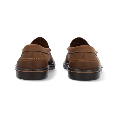 Sapatos castanhos em couro vistos de trás