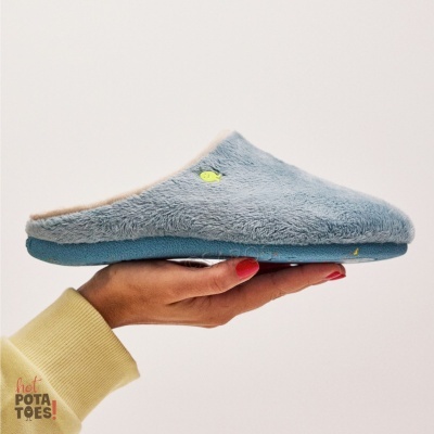 Pantufa de pelo azul claro com detalhe verde de peixe e sola azul