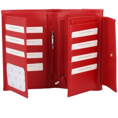 Carteira vermelha aberta com cartões e fecho de pressão