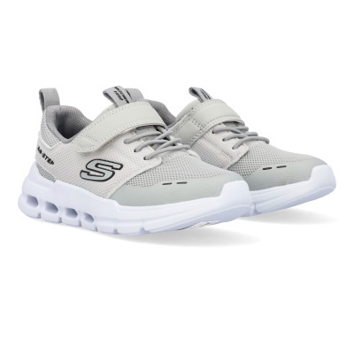 Ténis infantis cinza claro Skechers com sola branca e fecho de velcro