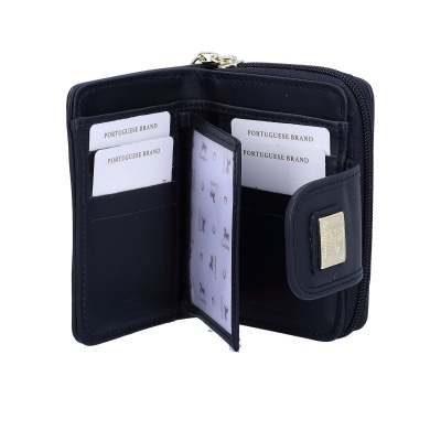 Carteira preta em couro com várias divisões para cartões e fechos metálicos, vista interior aberta.