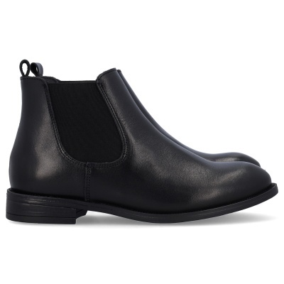 Botins estilo Chelsea pretos em pele com elásticos laterais.