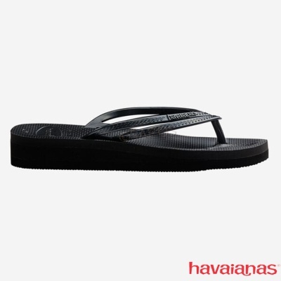 Sandália havaianas preta com sola elevada e tiras brilhantes