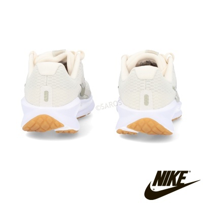 Ténis Nike branco e bege vistos de trás com logo Nike no canto inferior direito