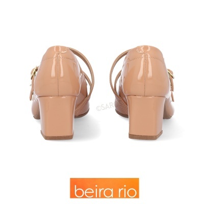 Sapatos de senhora nude de verniz com salto médio e tiras ajustáveis
