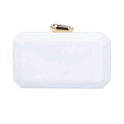 Mala clutch branca com fecho dourado