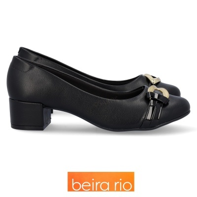 Sapatos de salto médio em couro preto com detalhe dourado e tiras pretas brilhantes em fundo branco com logótipo beira rio.