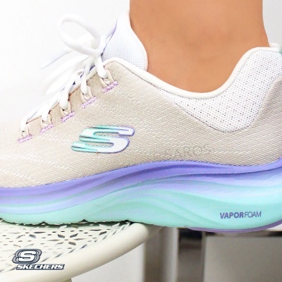 Tênis Skechers bege com sola azul e lilás em fundo branco