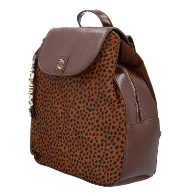 Mochila castanha com padrão de manchas pretas e fecho superior com pendente dourado
