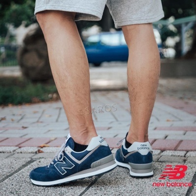 Ténis New Balance azul e cinzentos usados ao ar livre