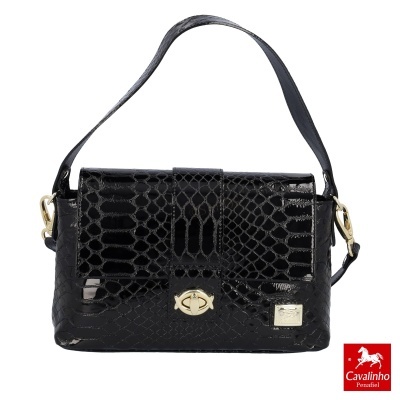 Mala de ombro preta com textura de pele de réptil e fecho dourado