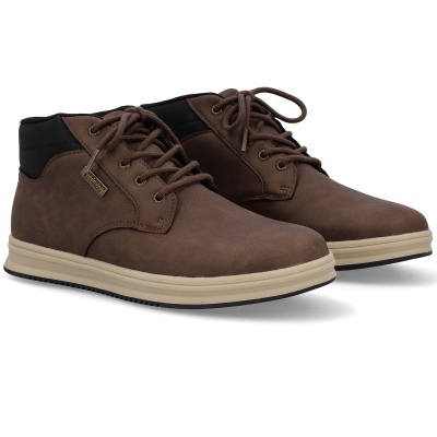 Par de botins castanhos com detalhes pretos e sola branca, com etiqueta Skechers WATERPROOF