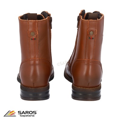 Botas castanhas de couro com sola preta vistas de trás