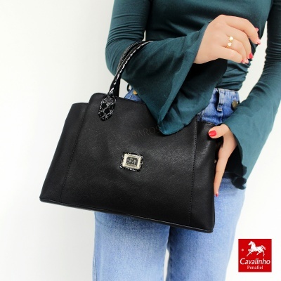 Mala preta com textura lisa e detalhe de alças em padrão animal print