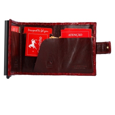 Carteira couro castanho e vermelho padrão crocodilo aberta com cartões vermelhos