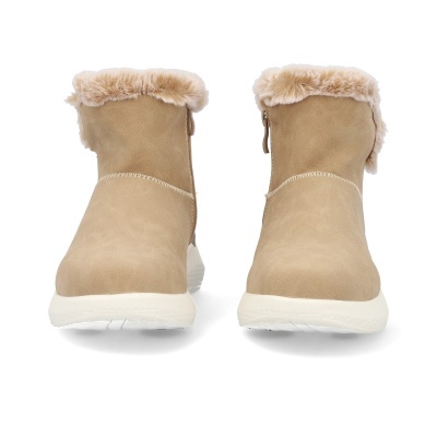 Botins bege com pelo sintético castanho claro e sola branca.