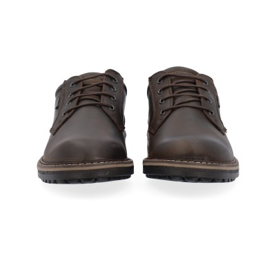 sapatos castanhos em couro com atacadores lado a lado