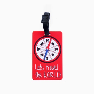 Etiqueta de bagagem vermelha com bússola e texto Lets travel the WORLD