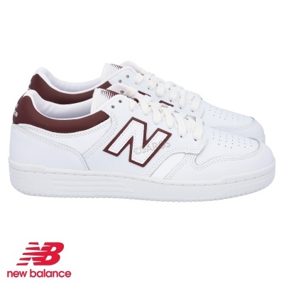 Ténis New Balance brancos com detalhes castanho escuro em couro.