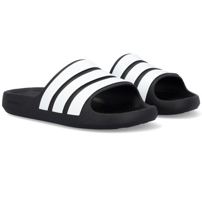Chinelos pretos com tiras brancas em fundo branco
