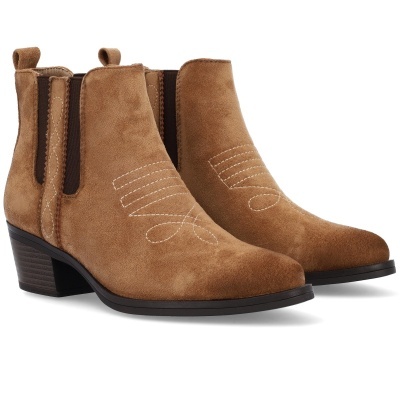 Botas de camurça castanha com salto baixo e costuras decorativas