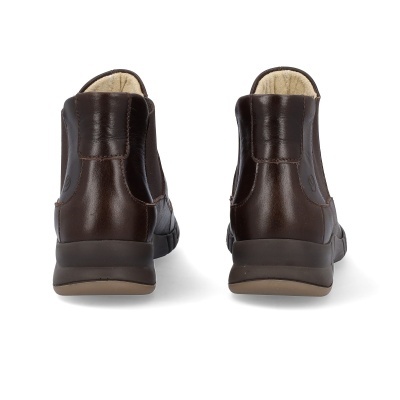 Par de botins castanhos vistos de trás