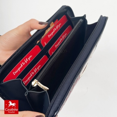 Carteira preta com separadores e cartões vermelhos com texto branco.