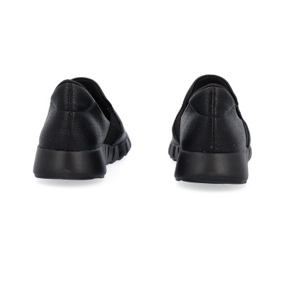 Par de sapatos pretos com textura perfurada vista pela parte traseira