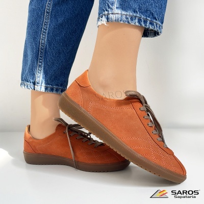 Ténis laranja em camurça com atacadores marrons e sola castanha