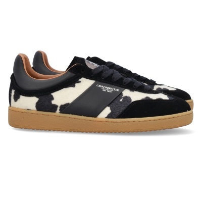 Sapatilhas com padrão de pele de vaca preto e branco, sola castanha e texto Cavalinho Club EST. 1975