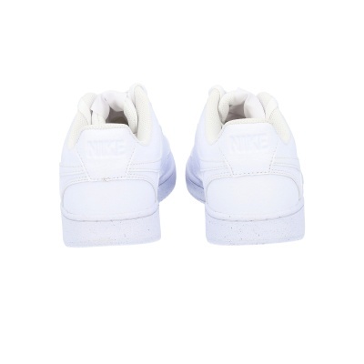 Ténis Nike brancos vistos de trás