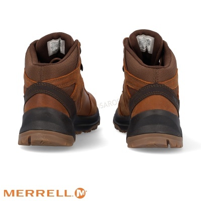 Par de tênis de caminhada Merrell castanhos vistos por trás sobre fundo branco