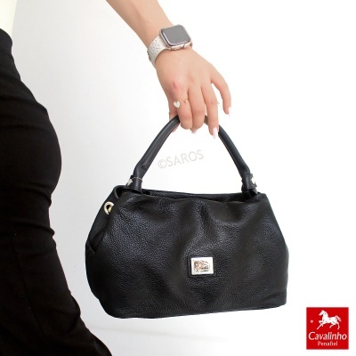 Mala preta de mão em pele com textura e emblema metálico